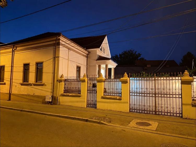 Casă individuală cu 6 camere cu Canalizare în Central