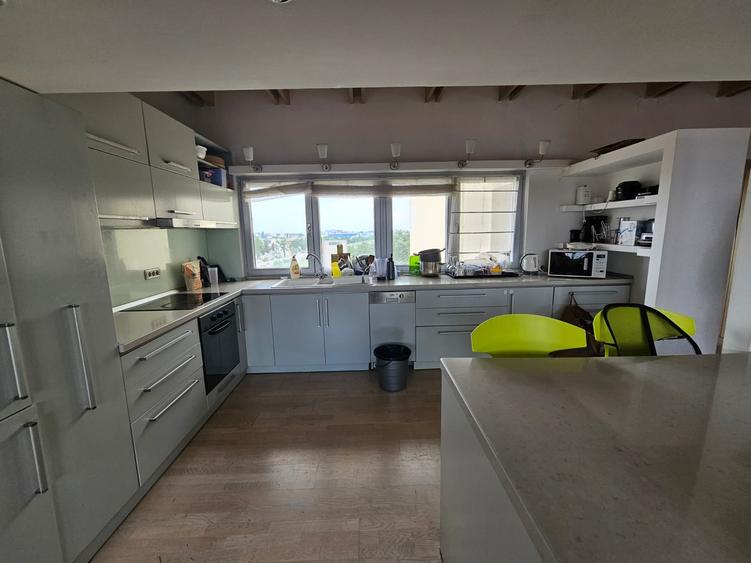 Penthouse cu 4 camere decomandat, mobilat în Complex Studențesc