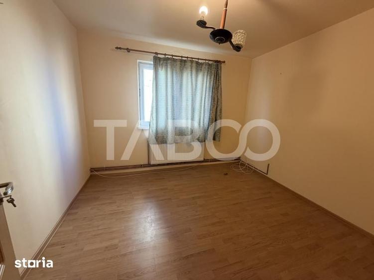 Apartament cu 3 camere semidecomandat în Central