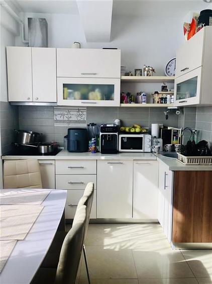 Apartament cu 3 camere decomandat în Tractorul