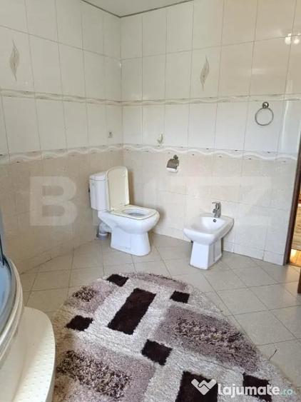 Casă cu 7 camere cu Teren 300 Mp în Central
