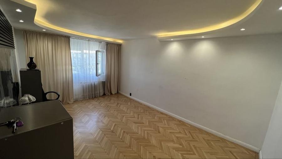 Apartament cu 3 camere decomandat în Rahova