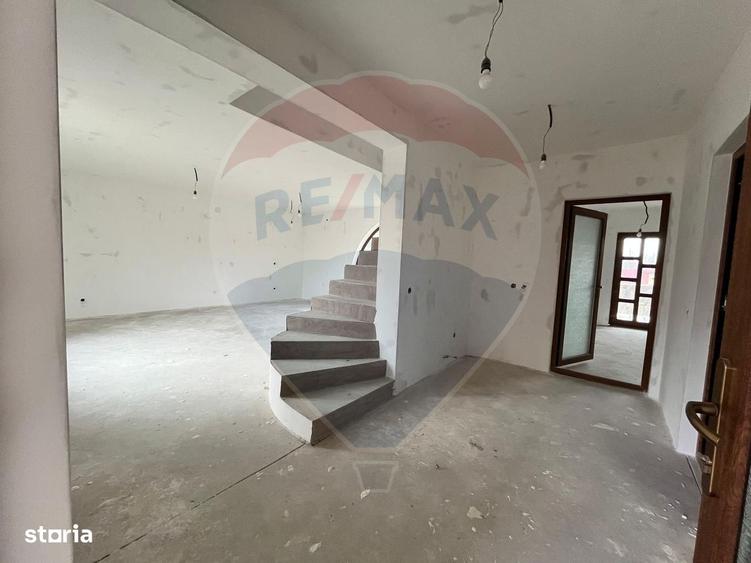 Casă cu 4 camere decomandat în Boteni