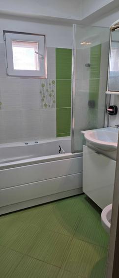 Apartament cu 4 camere decomandat în Runcu