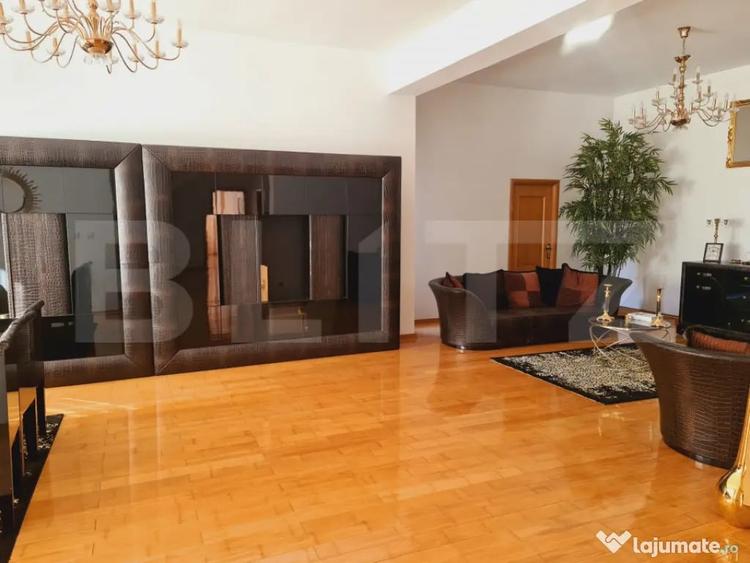 Casă cu 7 camere cu Teren 700 Mp în Central