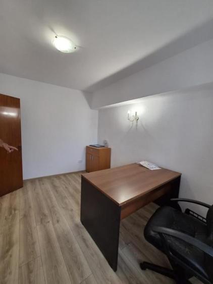 Apartament cu 3 camere în Decebal
