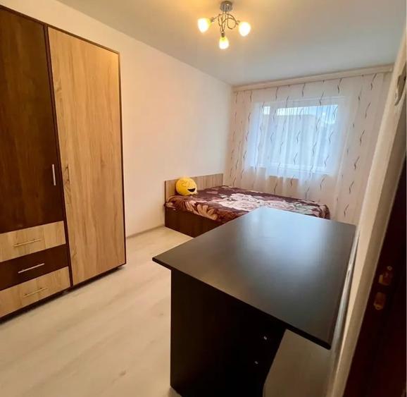 Apartament cu 3 camere semidecomandat în Astra