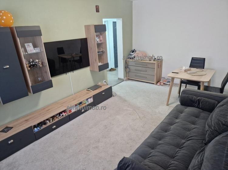 Apartament cu 3 camere decomandat, mobilat în Tei