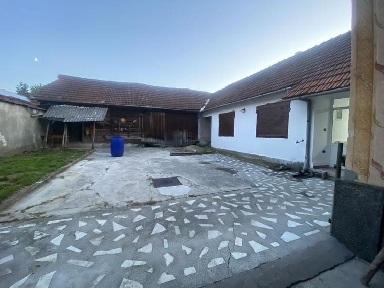 Casă cu 4 camere în Fânațe