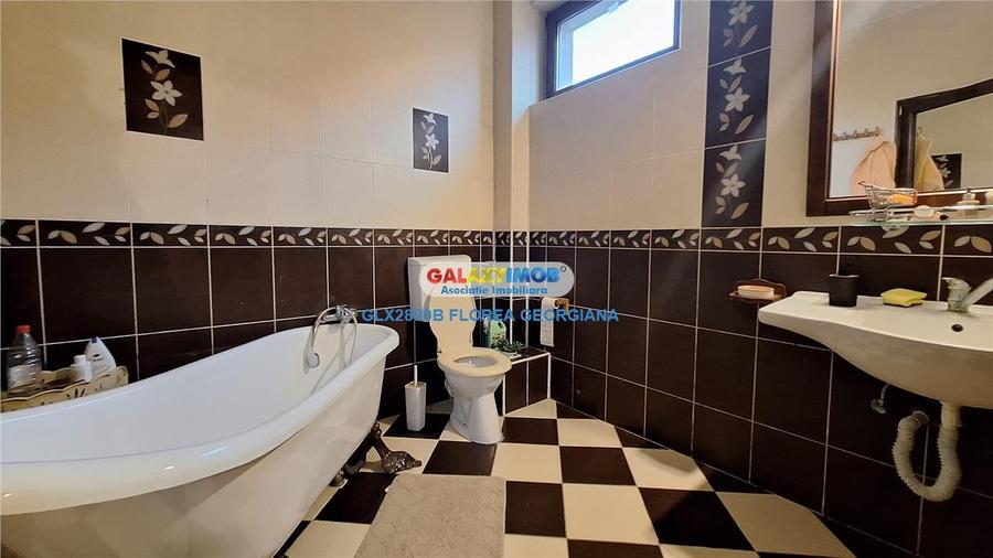 Casă cu 8 camere cu Garaj în Odăi