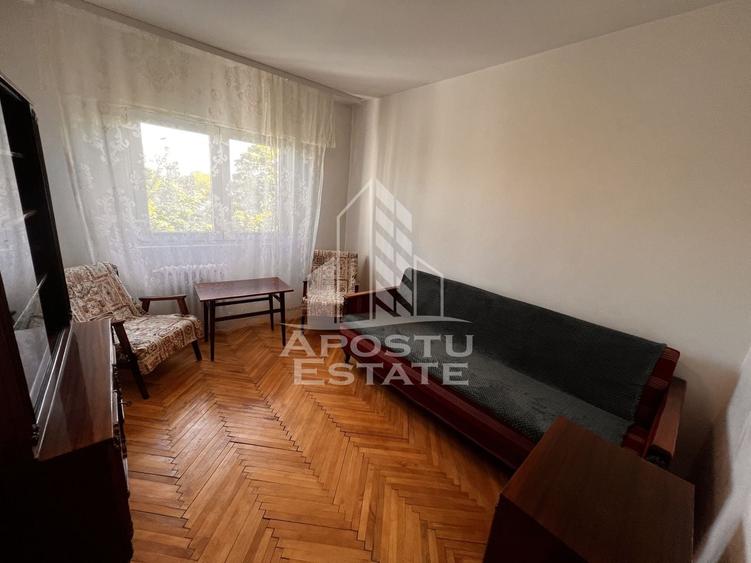 Apartament cu 3 camere decomandat în Soarelui