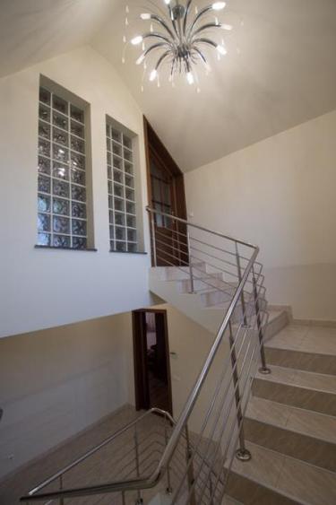 Casă individuală cu 4 camere cu Piscina în Bucov