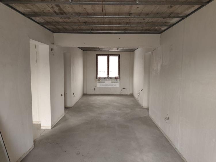 Casă individuală cu 8 camere cu Canalizare în Vest