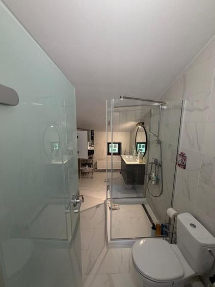Casă individuală cu 9 camere cu Canalizare în Central