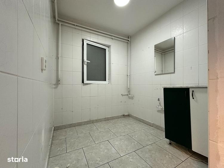 Spatiu comercial stradal, vad pietonal, parcare libera - 2