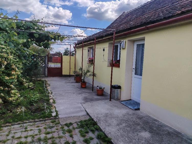 Casă cu Teren 1543 Mp în Șipet