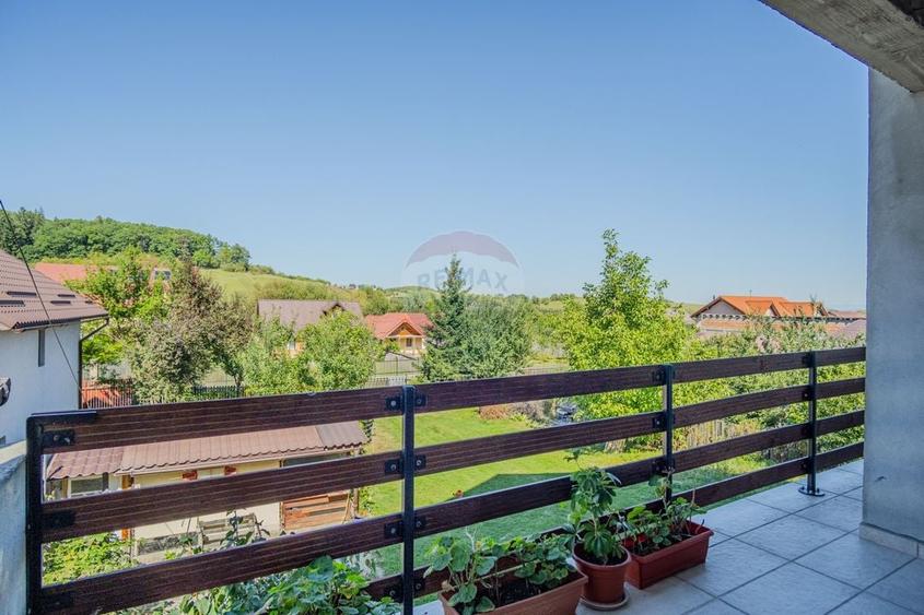 Casă individuală cu 8 camere cu Teren 953 Mp în Colonia 1 Mai