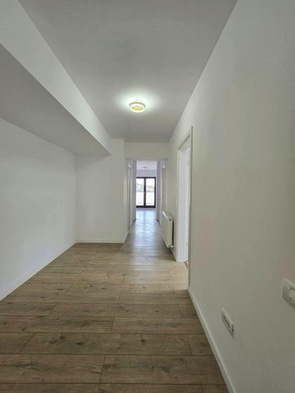 Apartament cu 4 camere decomandat în Dobroești
