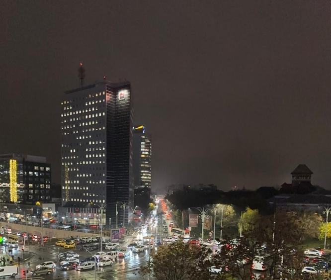 Birou, de 100 mp, în P-ța Victoriei