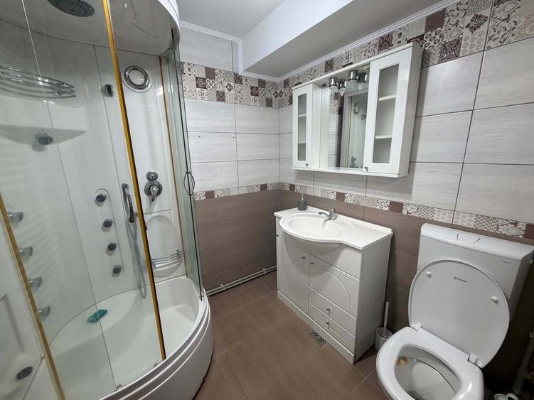 Apartament cu 3 camere decomandat în Exterior Vest