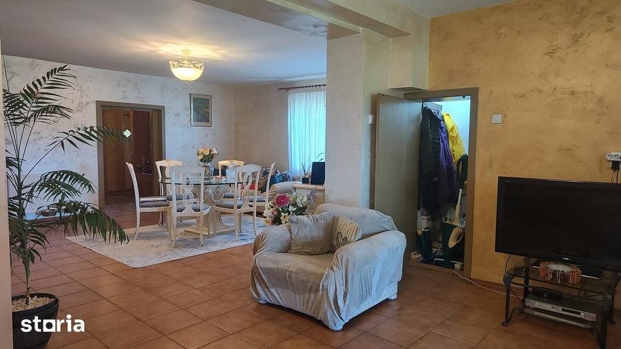 Casă cu 5 camere cu Teren 864 Mp în Băcia