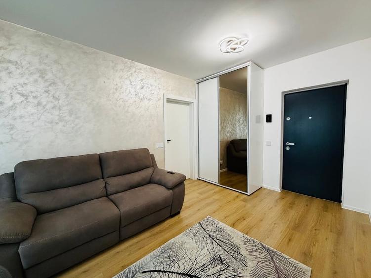 Apartament cu 2 camere semidecomandat, mobilat în Independenței