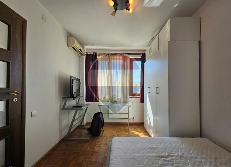 Apartament cu 3 camere semidecomandat, mobilat în P-ța Mihai Viteazul