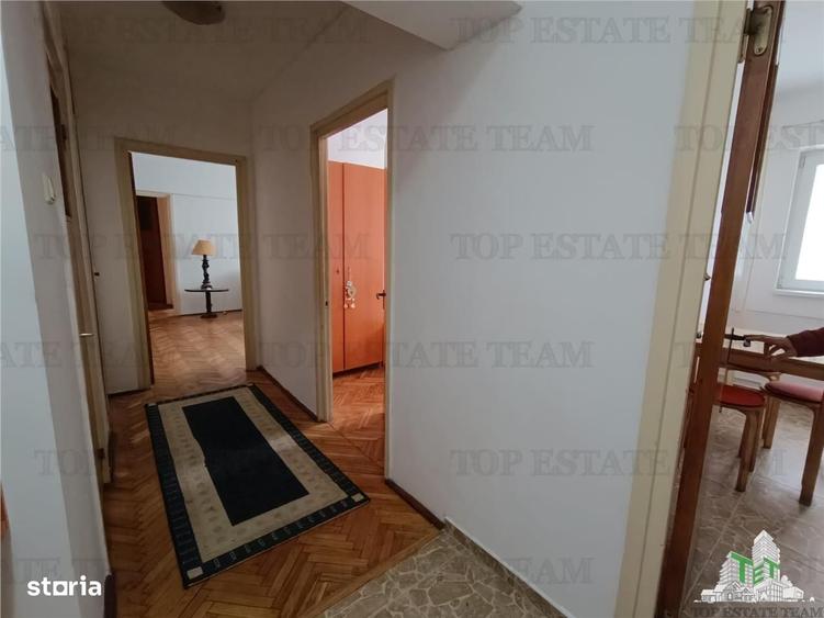 Apartament cu 3 camere semidecomandat în 1 Mai