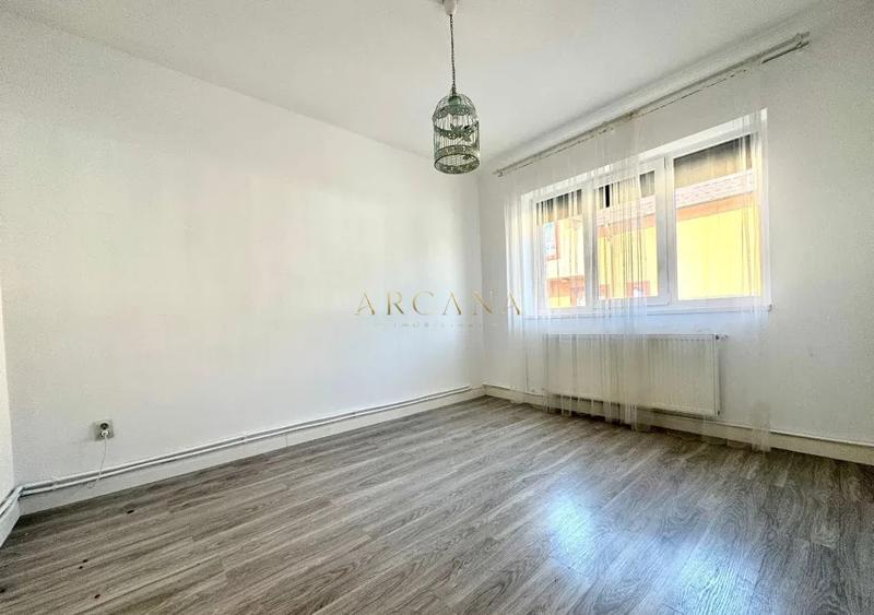 Apartament cu 4 camere semidecomandat în Iris