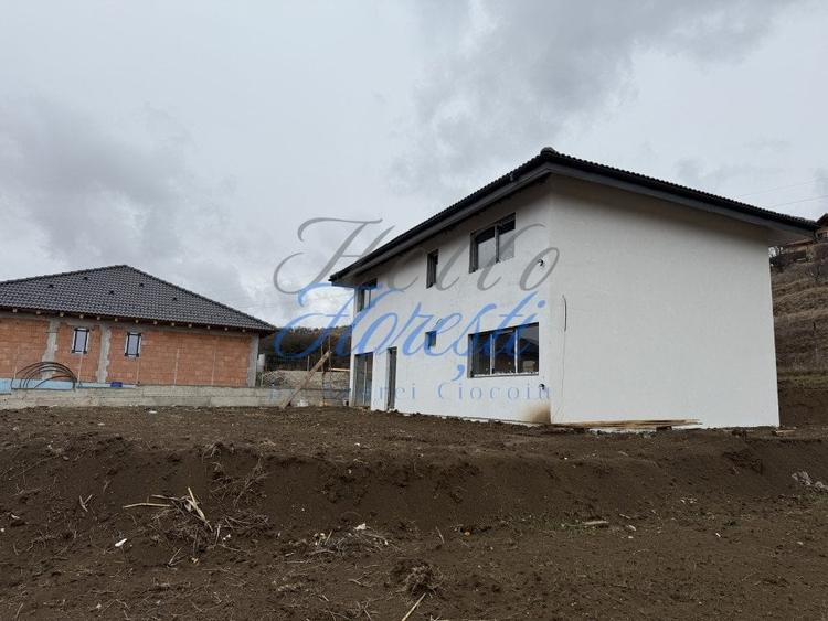 Casă individuală cu 4 camere cu Canalizare în Baciu