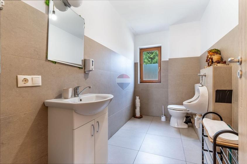 Casă individuală cu 8 camere cu Teren 3012 Mp în Mărișel