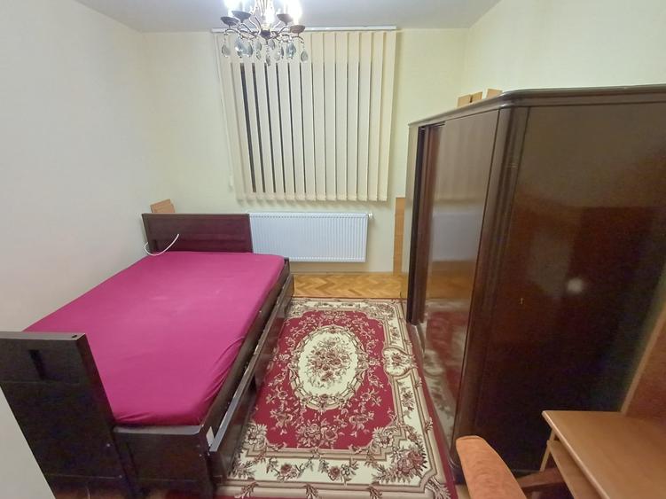 Apartament cu 3 camere semidecomandat, mobilat în Tineretului