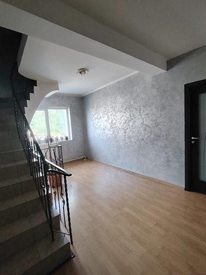 Casă individuală cu 18 camere cu Teren 1300 Mp în Bucium