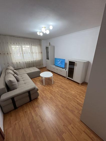 Apartament cu 3 camere decomandat, mobilat în Între Lacuri