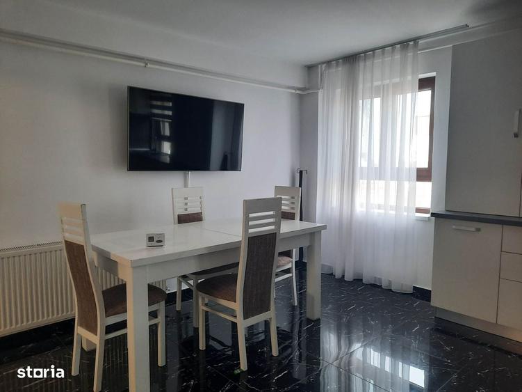 Apartament cu 3 camere decomandat în Cristian