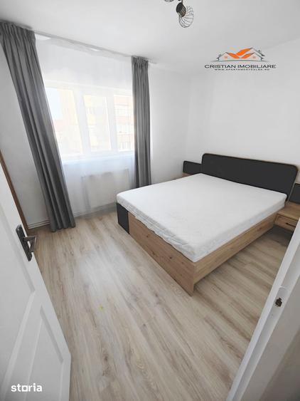 Apartament cu 3 camere semidecomandat în Cetate