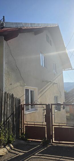 Casă cu 6 camere cu Teren 100 Mp în Central