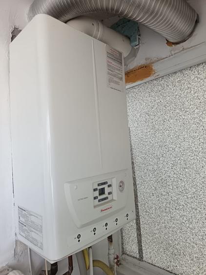 Apartament cu 3 camere decomandat, mobilat în Berceni