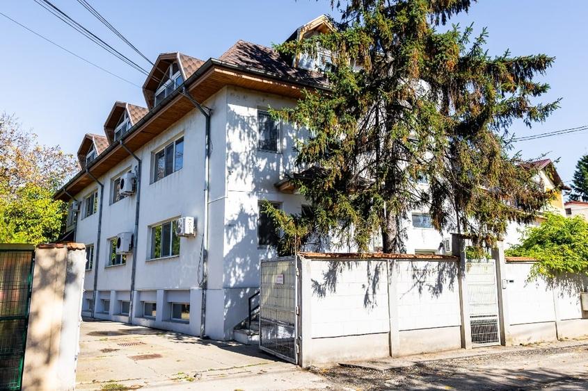Casă individuală cu 13 camere cu Canalizare în Mihai Bravu