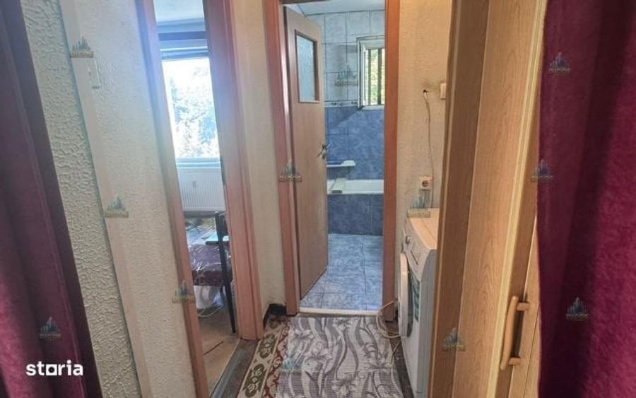 Apartament cu 3 camere semidecomandat în Uiești