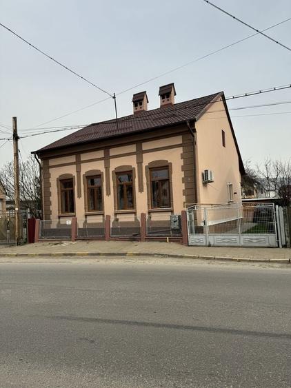 Casă cu 4 camere cu Teren 760 Mp în Central