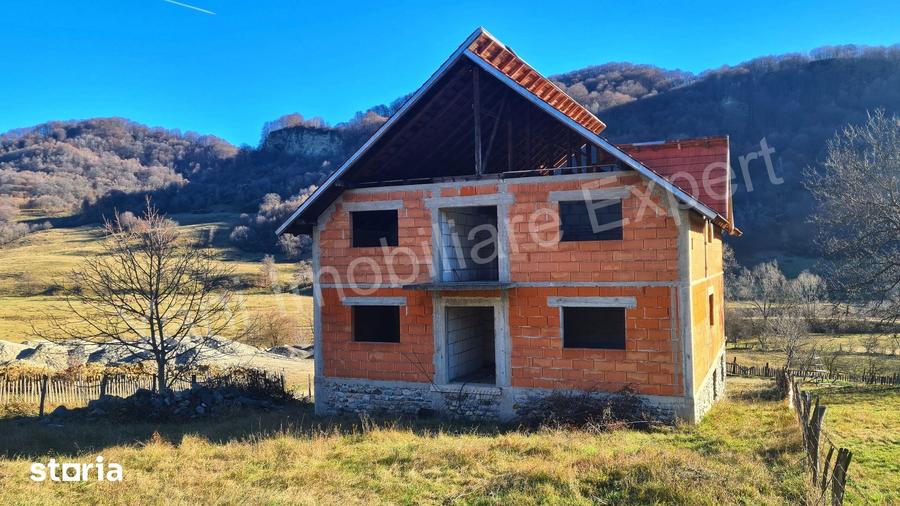 Casă cu Teren 795 Mp în Corbeni