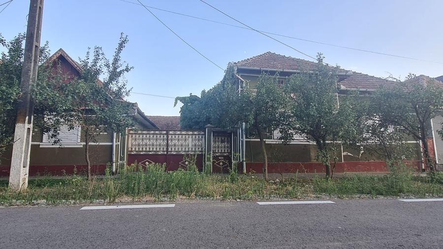 Casă cu 4 camere în Apateu