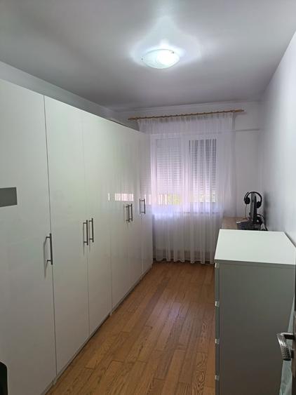 Apartament cu 3 camere semidecomandat în Sud