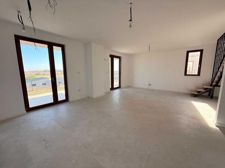 Casă cu 2 camere cu Teren 120 Mp în Sânandrei