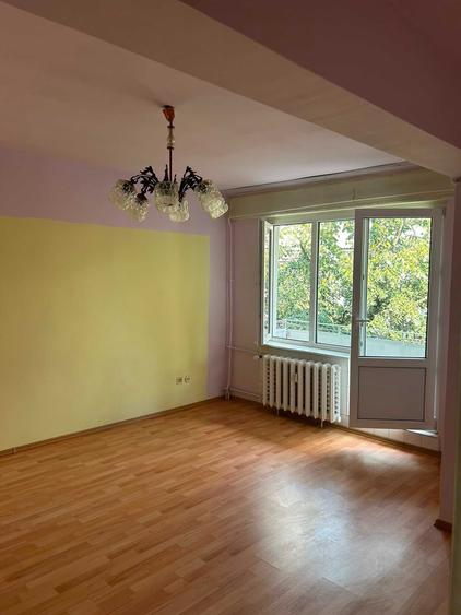 Apartament cu 3 camere decomandat în Iosia