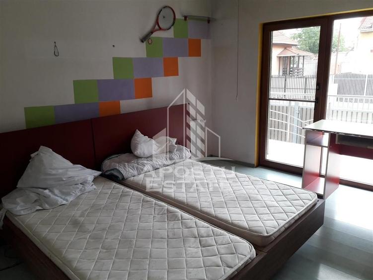 Casă individuală cu 8 camere cu Canalizare în Lugojului
