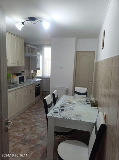 Apartament cu 3 camere semidecomandat în Central