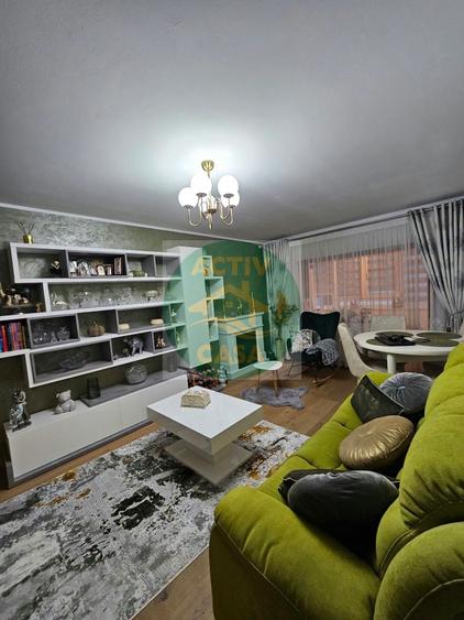 Apartament cu 4 camere decomandat în Est