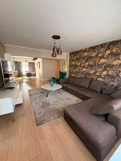 Apartament cu 3 camere decomandat în Victoriei